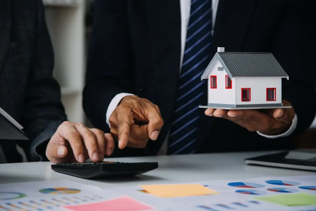 what does a mortgage broker do